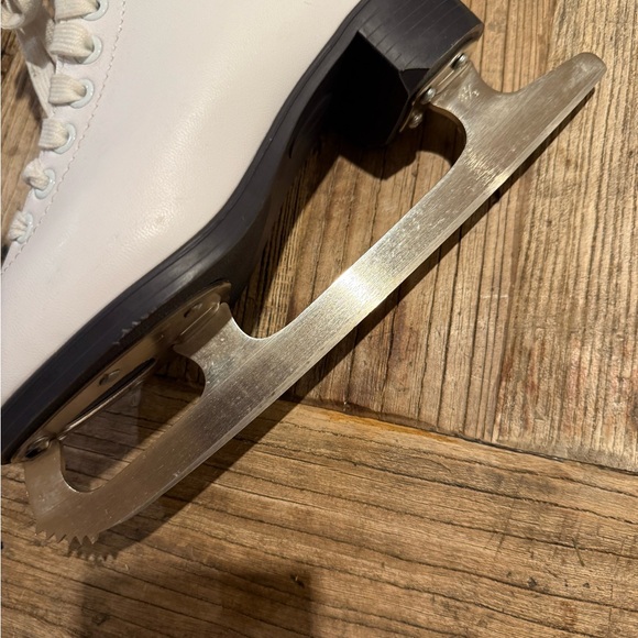 Jackson figure skates youth size 3. White- used an excellent condition. - Picture 7 of 8
